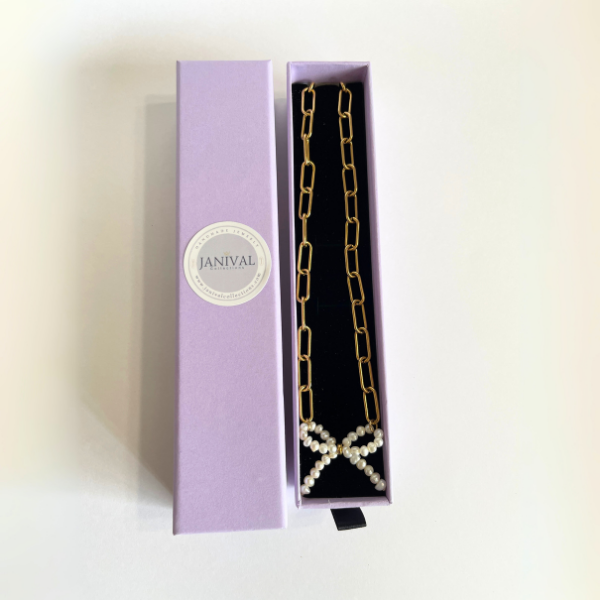 Coquette pearl necklace