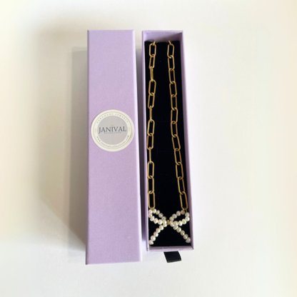 Coquette pearl necklace