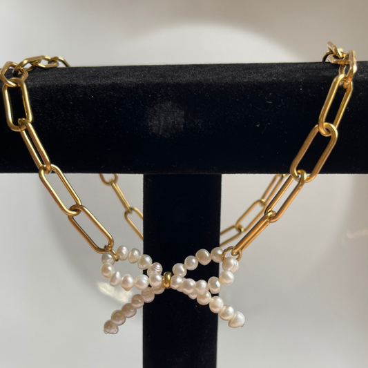 Coquette pearl necklace