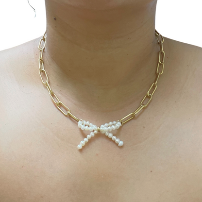 Coquette pearl necklace